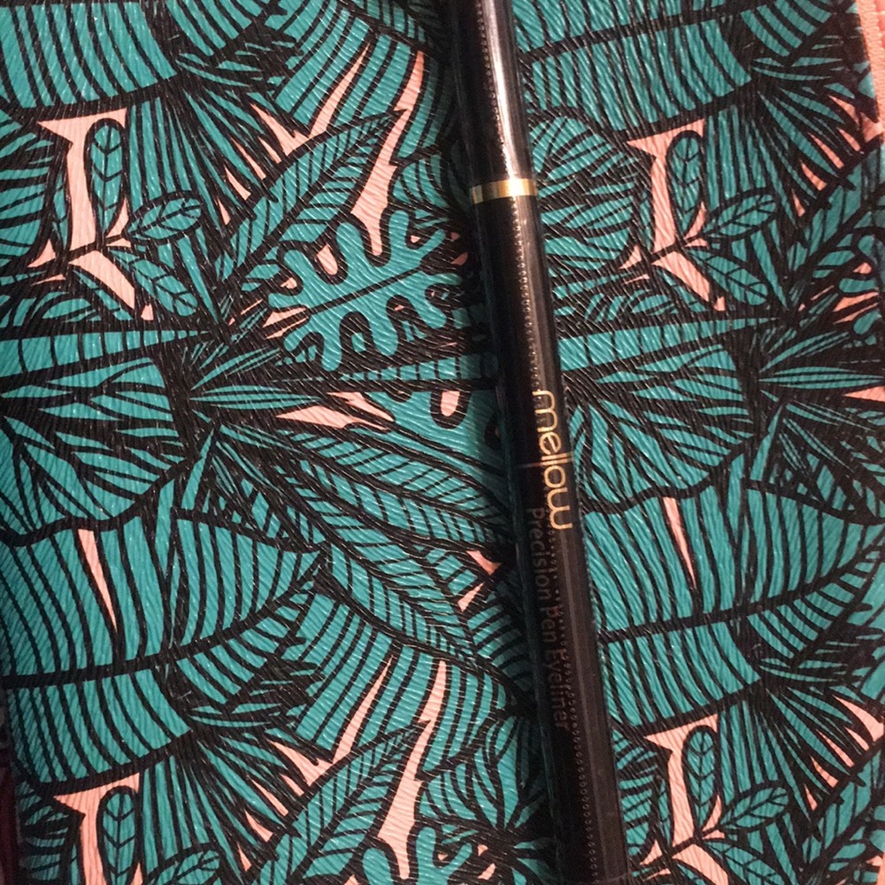 Mellow precision pen eyeliner